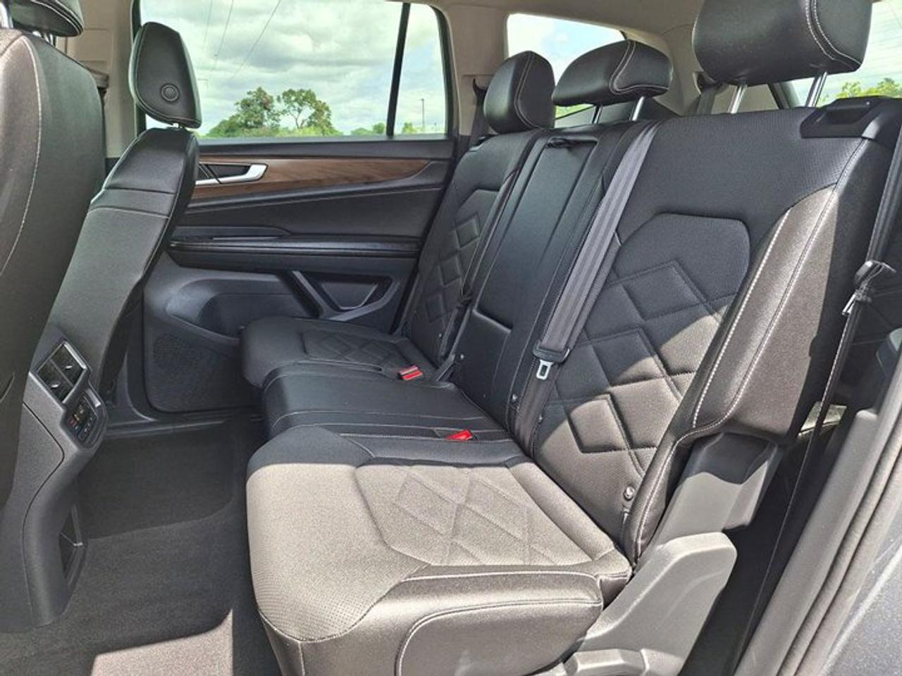2025 Volkswagen Atlas Comfortline AWD | Leather | Cooled + Heated Seats | Heated Wheel | Adaptive Cruise | and More ! Photo
