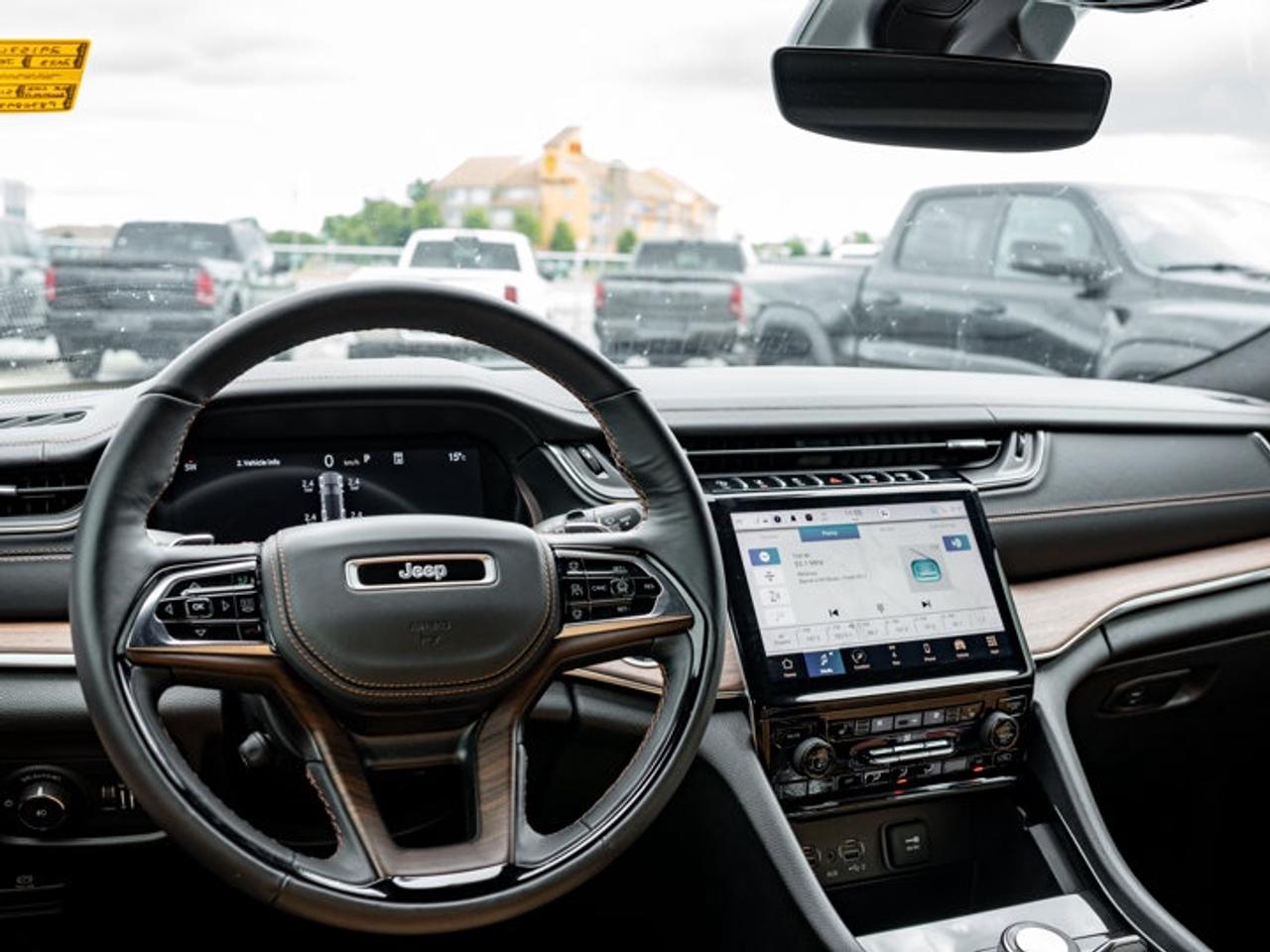 2023 Jeep Grand Cherokee Summit Photo2