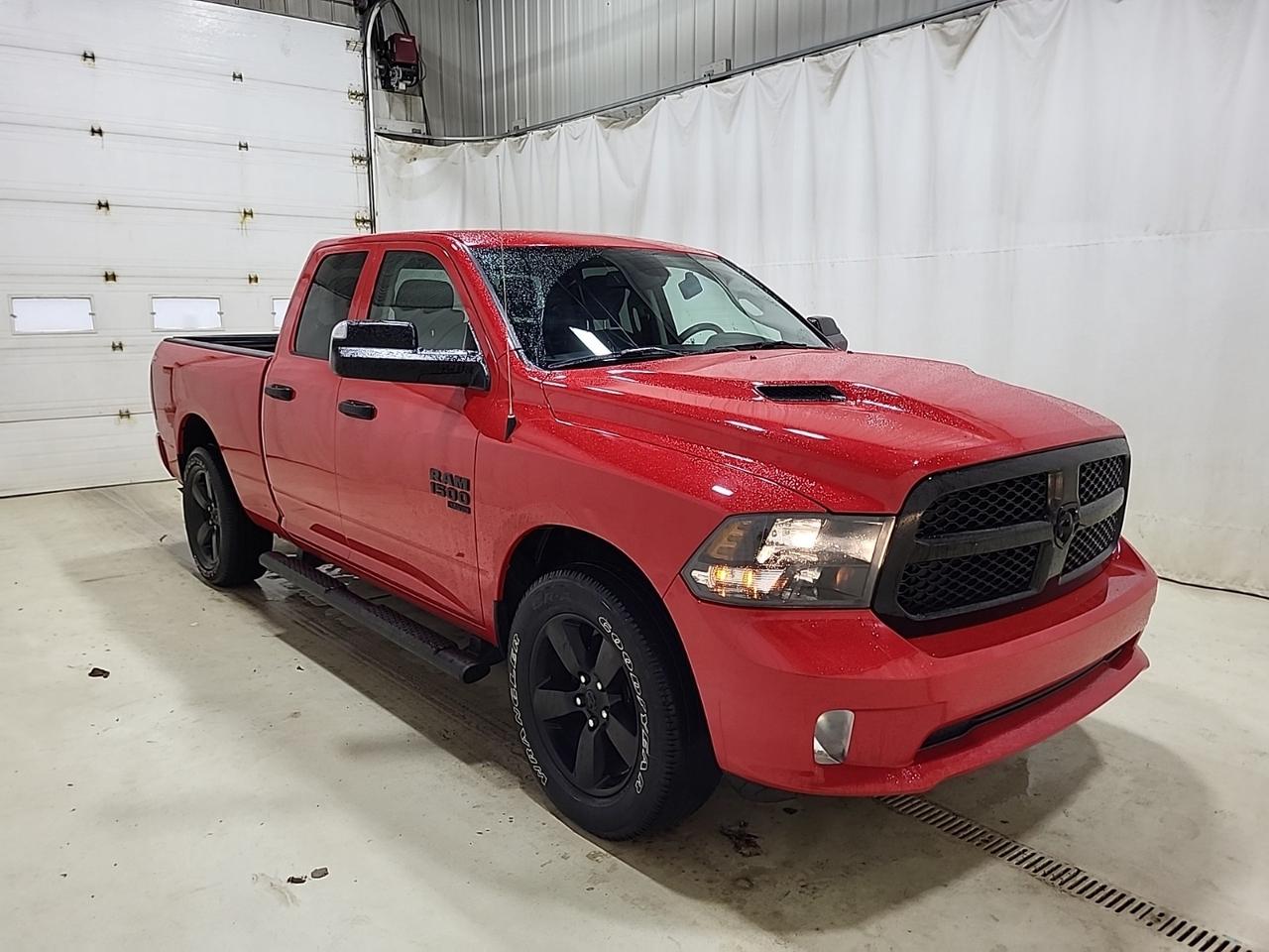 2022 RAM 1500 Classic EXPRESS | 4X4 | NIGHT PKG | SPORT HOOD | NO ACCIDENTS Photo2