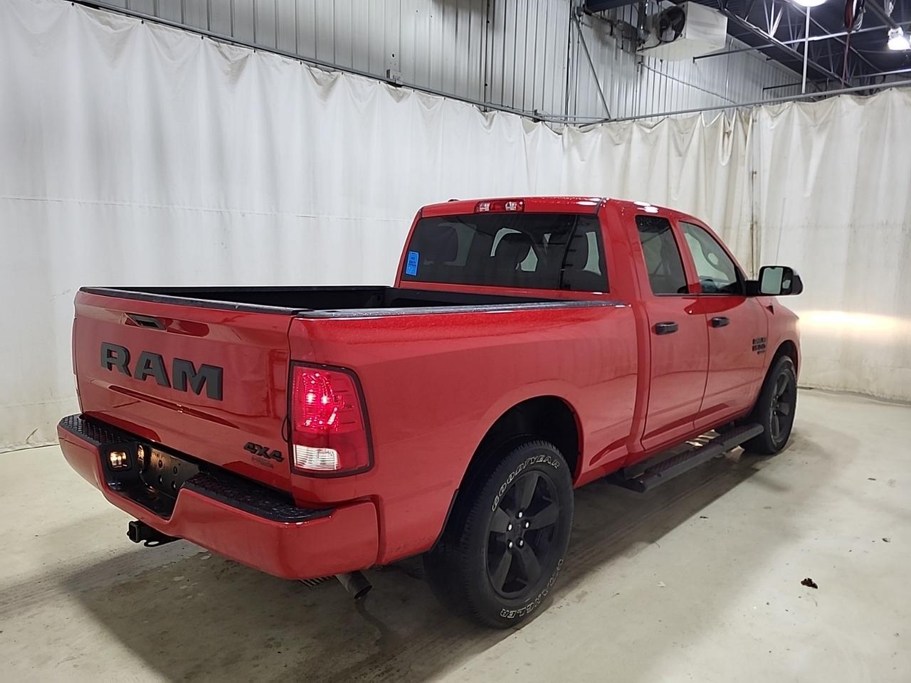 2022 RAM 1500 Classic EXPRESS | 4X4 | NIGHT PKG | SPORT HOOD | NO ACCIDENTS Photo3