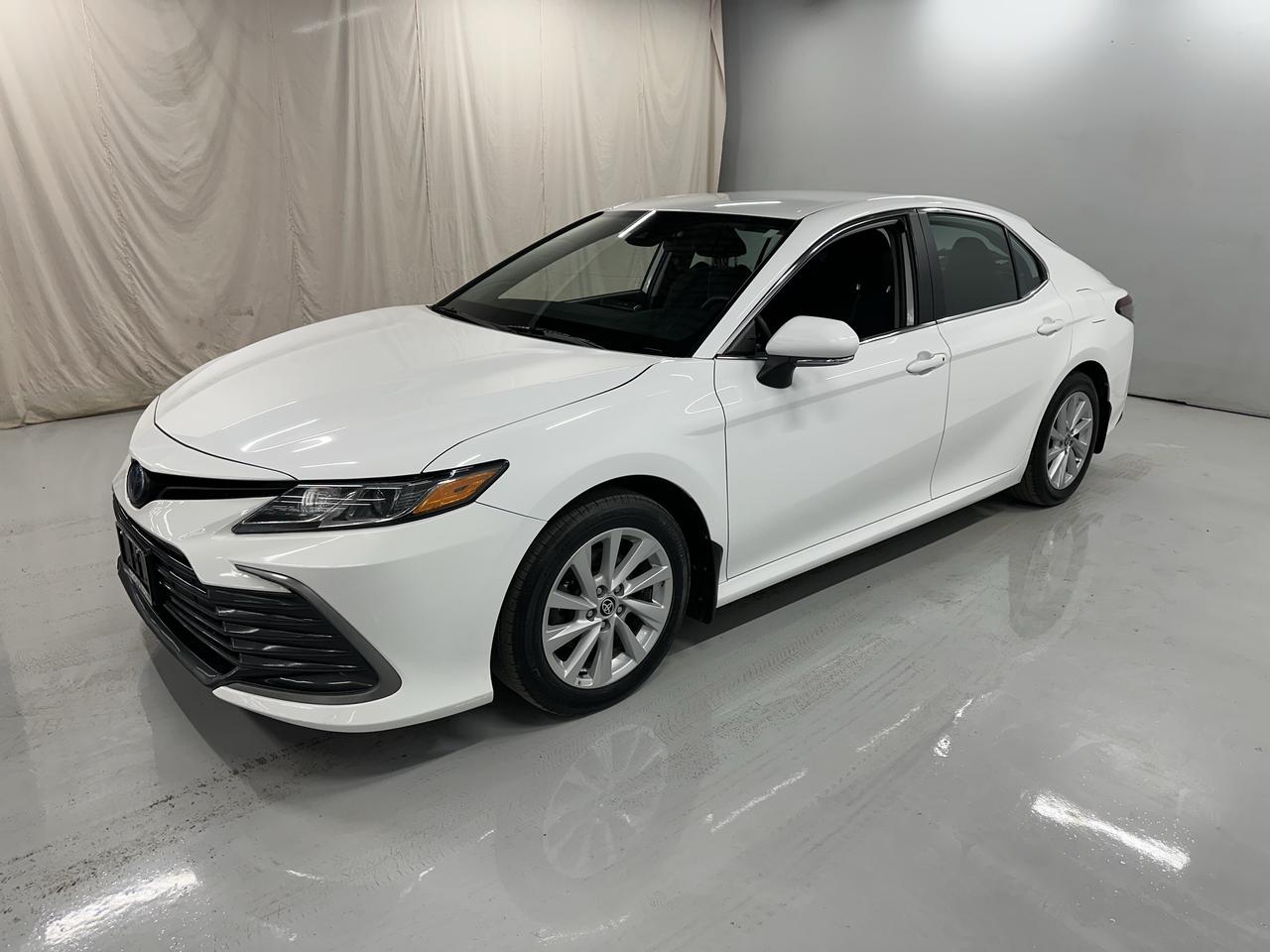 2022 Toyota Camry HYBRID LE Photo23