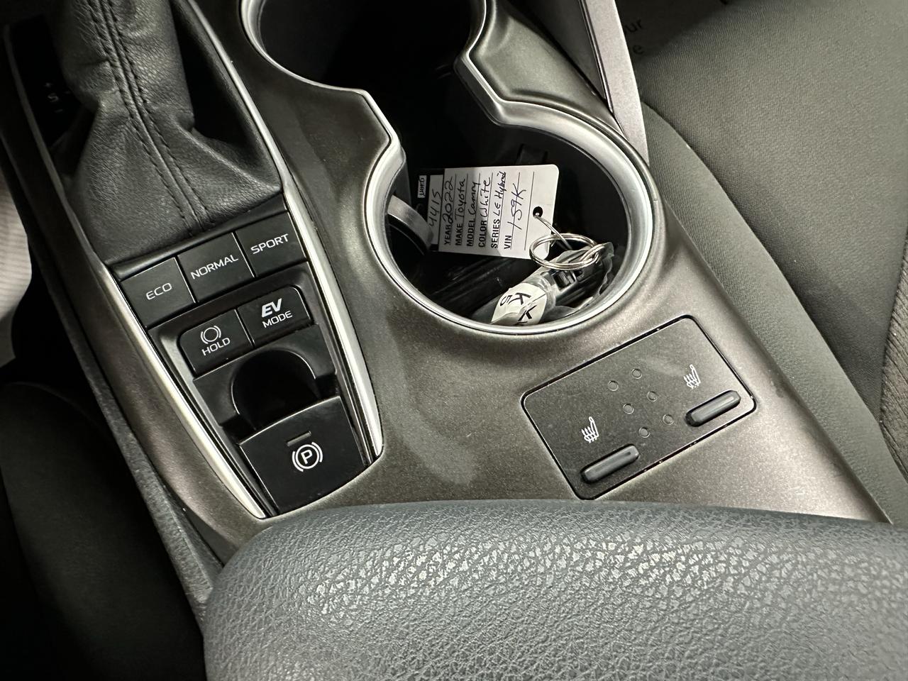 2022 Toyota Camry HYBRID LE Photo30