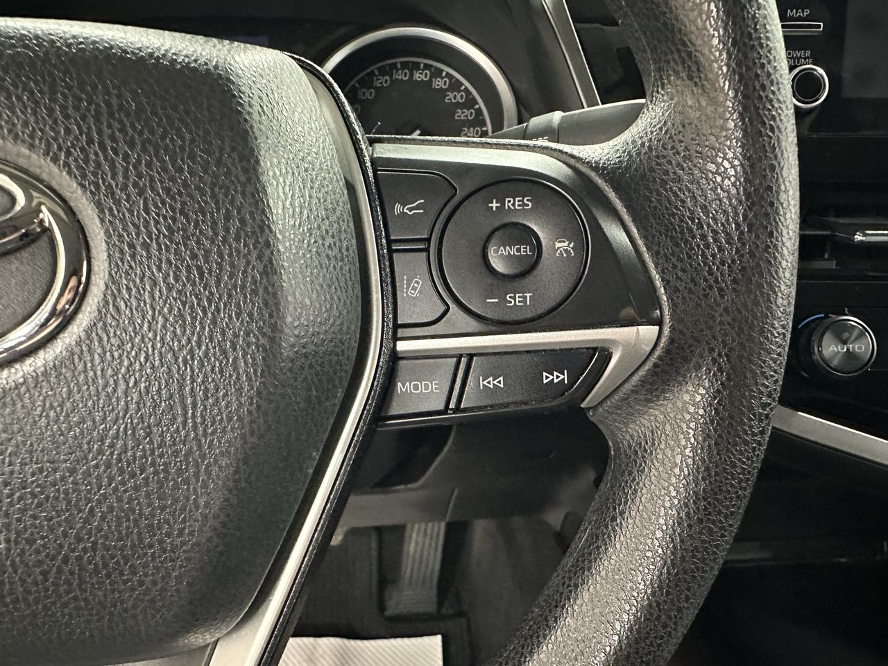 2022 Toyota Camry HYBRID LE Photo14