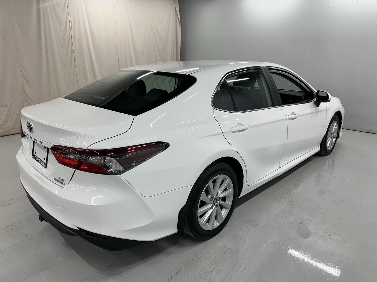 2022 Toyota Camry HYBRID LE Photo7