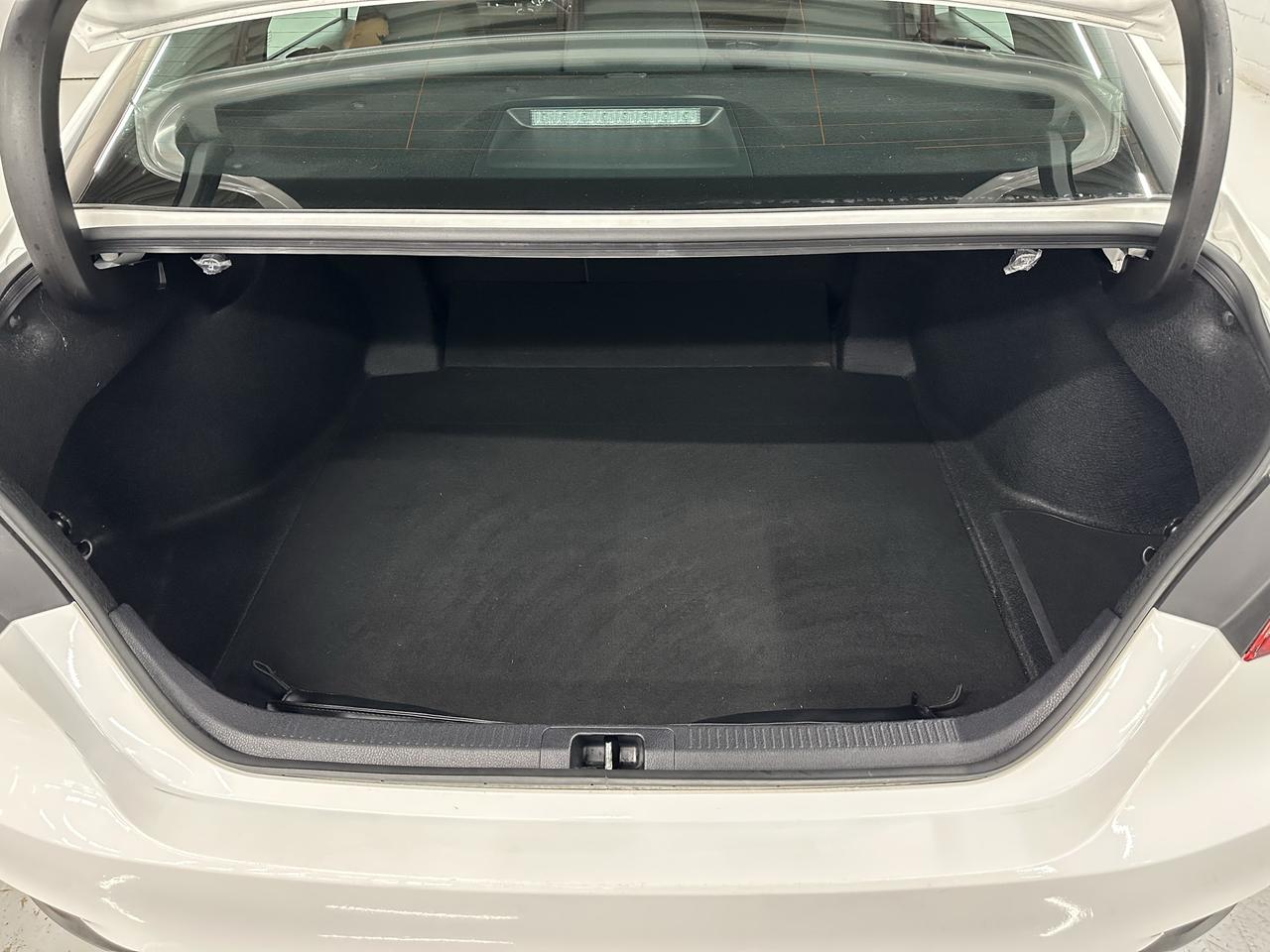 2022 Toyota Camry HYBRID LE Photo6