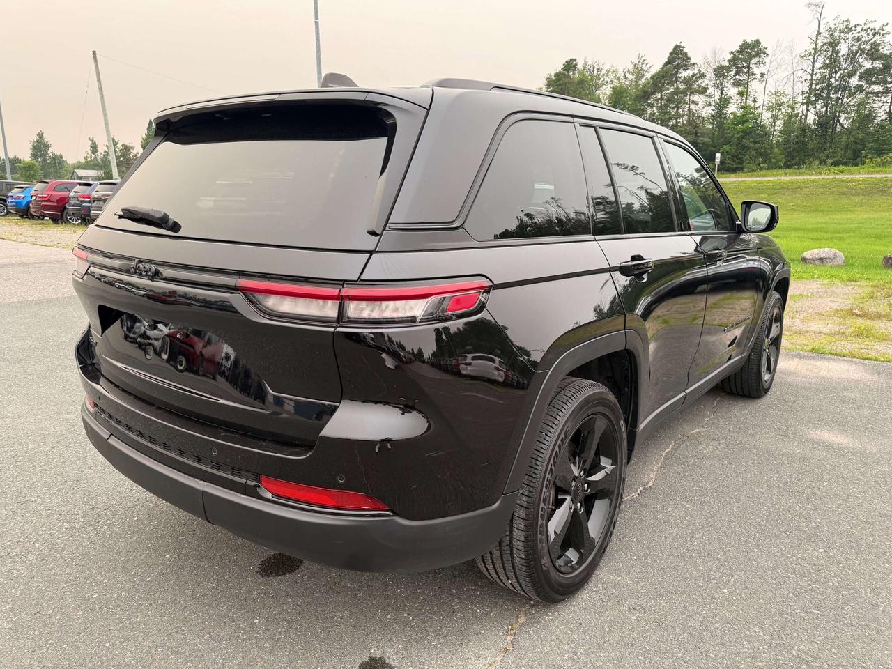 2023 Jeep Grand Cherokee Altitude Photo2