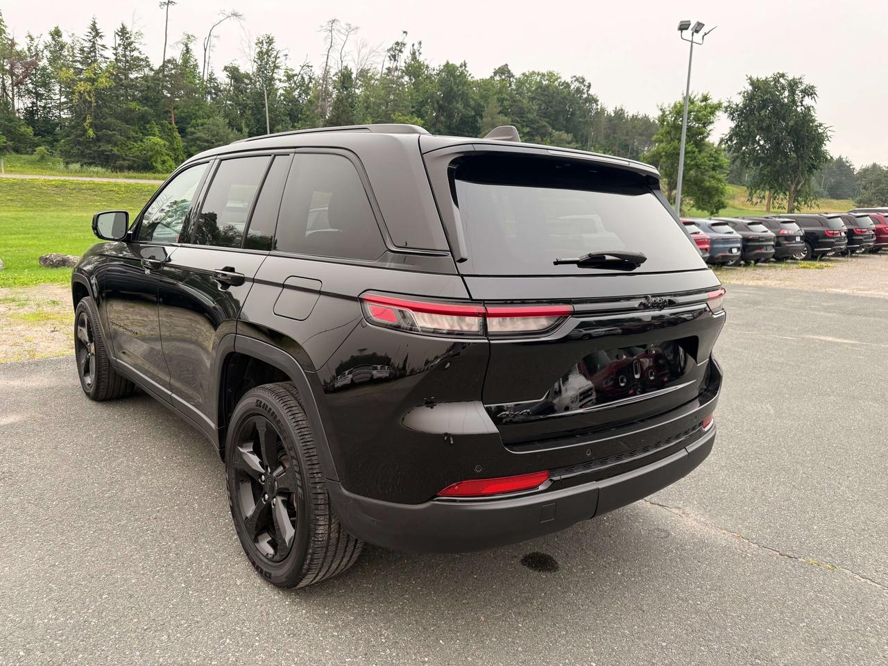 2023 Jeep Grand Cherokee Altitude Photo5