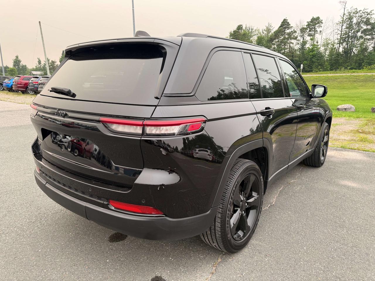 2023 Jeep Grand Cherokee Altitude Photo2