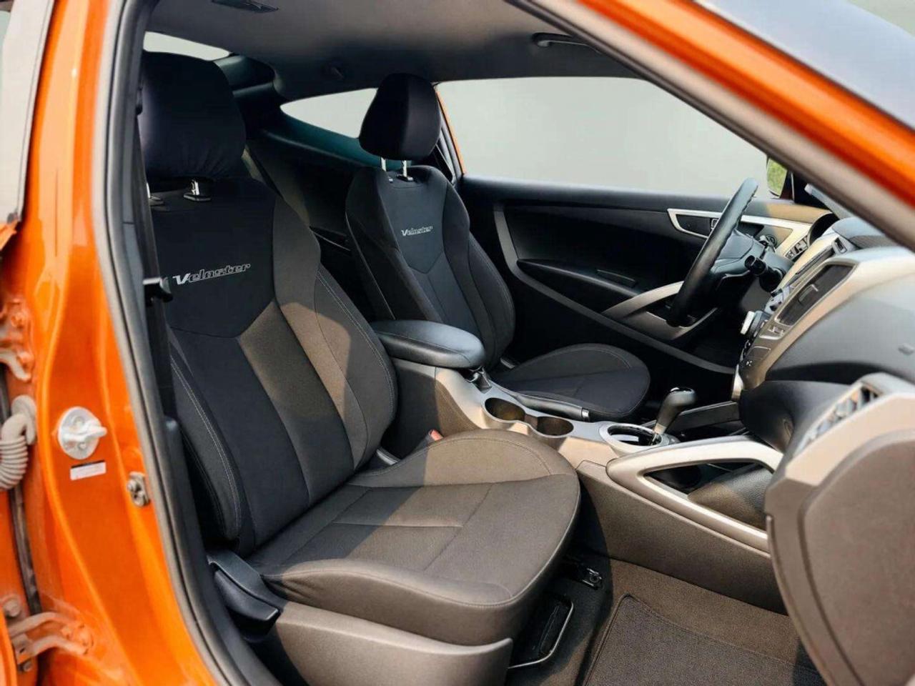 2016 Hyundai Veloster Coupe Auto SE Photo