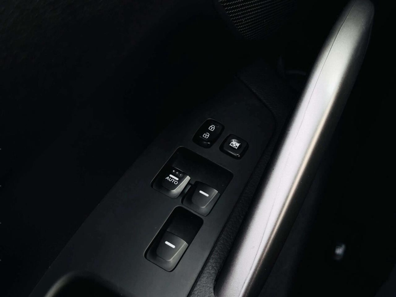 2016 Hyundai Veloster Coupe Auto SE Photo