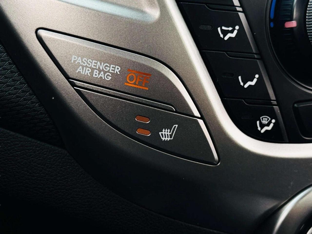 2016 Hyundai Veloster Coupe Auto SE Photo