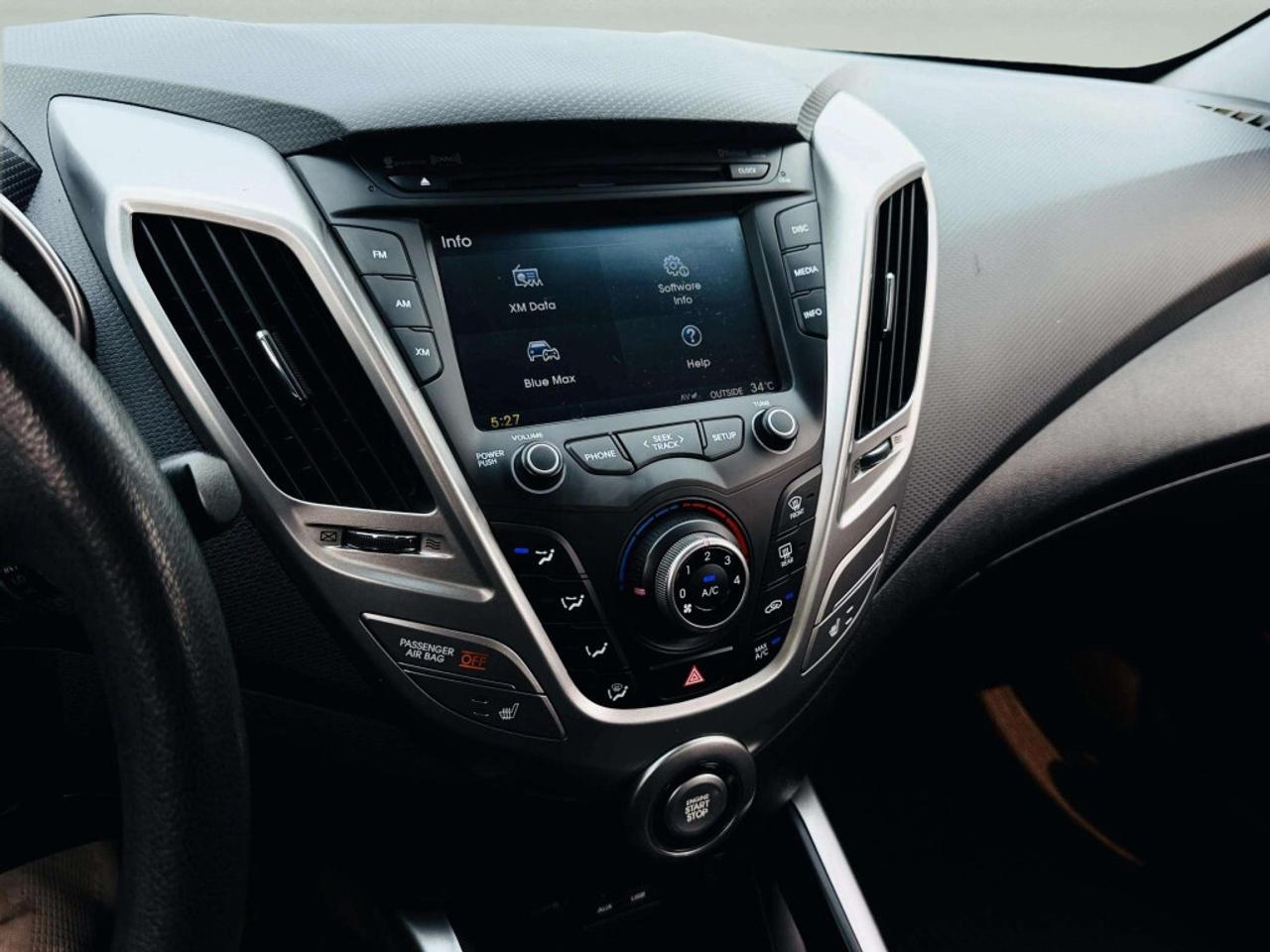 2016 Hyundai Veloster Coupe Auto SE Photo