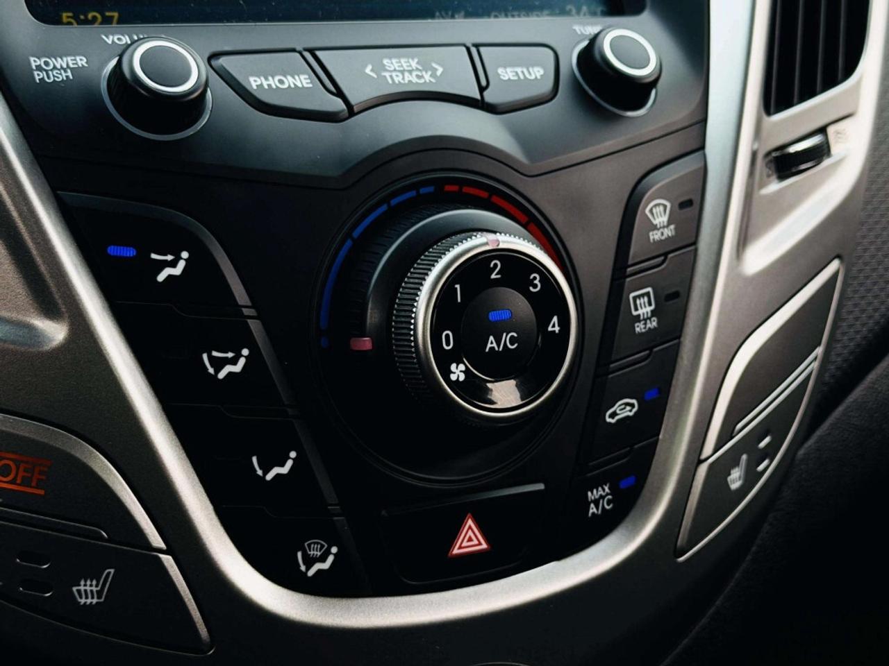 2016 Hyundai Veloster Coupe Auto SE Photo
