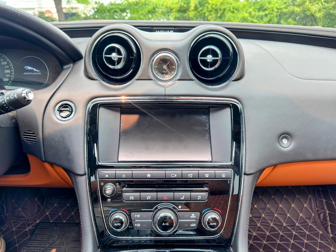 2016 Jaguar XJ Portfolio Photo