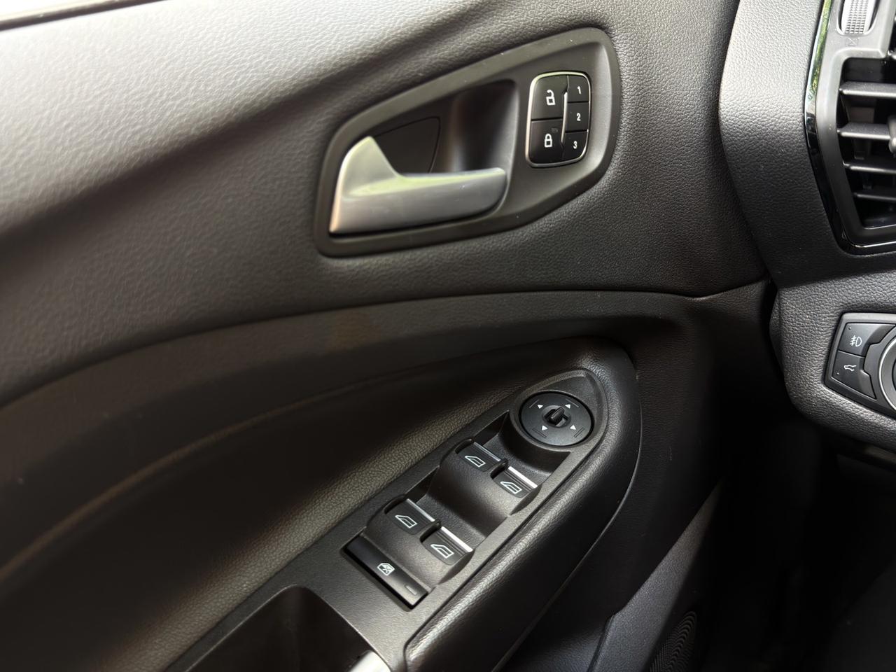 2019 Ford Escape TITANIUM 4WD   Navi   Park Assist   Leather Photo