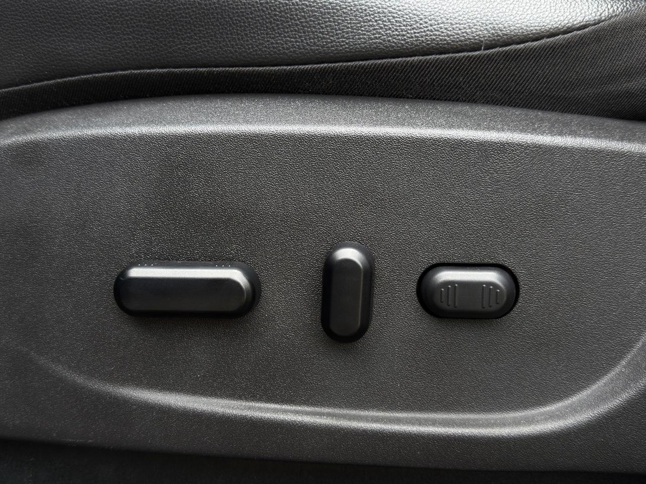 2019 Ford Escape TITANIUM 4WD   Navi   Park Assist   Leather Photo