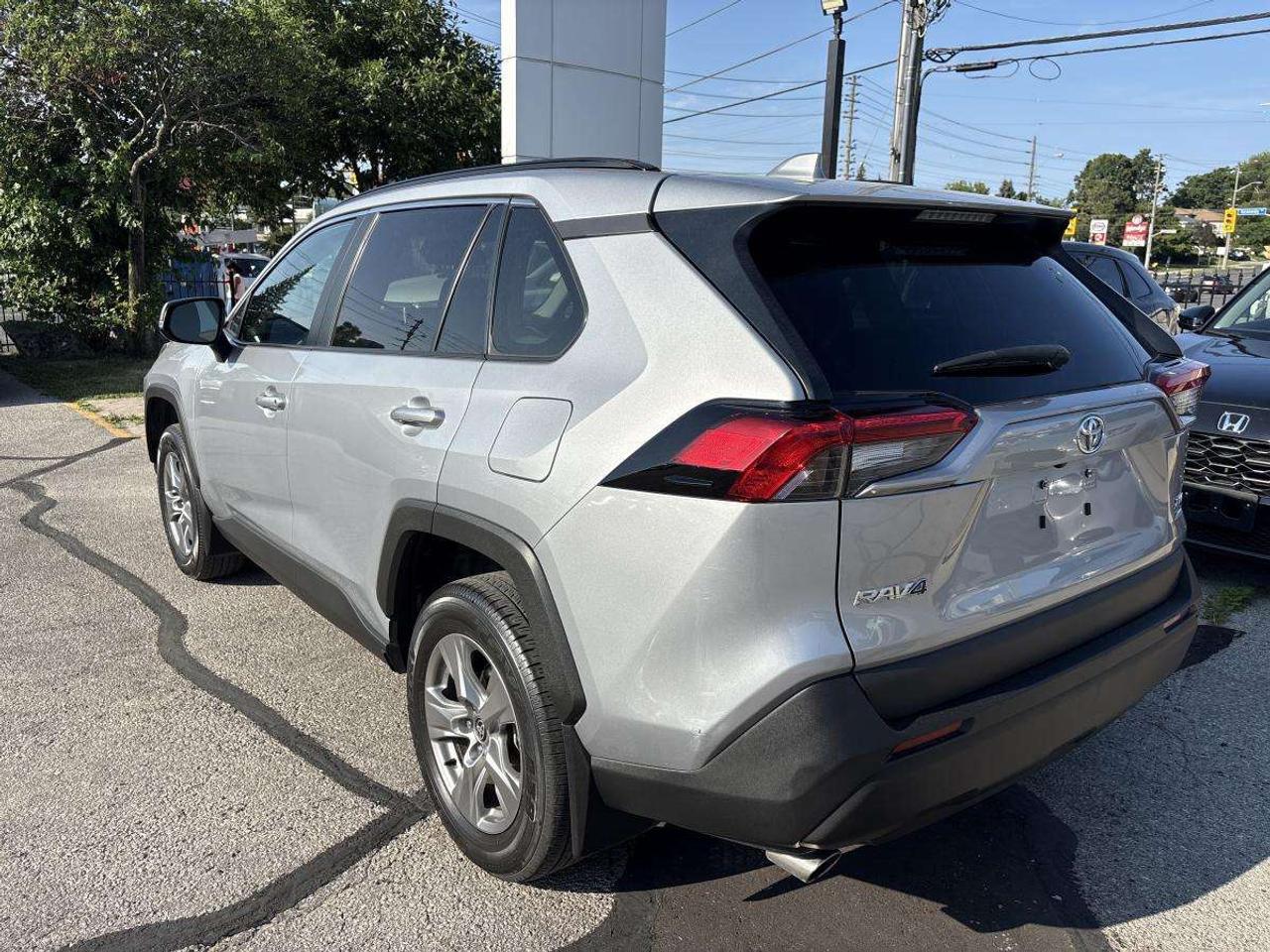2024 Toyota RAV4 XLE AWD / CLEAN CARFAX Photo3