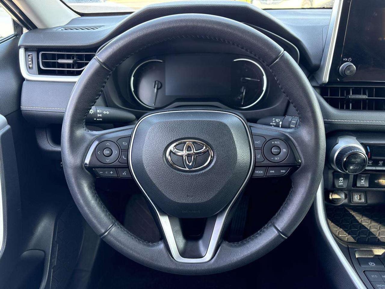 2024 Toyota RAV4 XLE AWD / CLEAN CARFAX Photo
