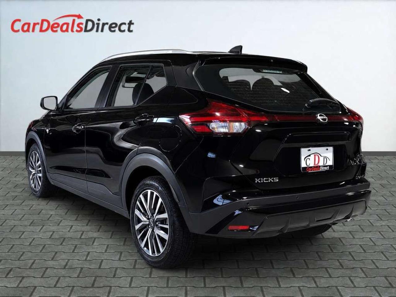 2025 Nissan Kicks S       Touchscreen with Apple CarPlay/Android Auto   Blind Spot   Backup Camera   Push Start   Clean Carfax   Heated Sea Photo4