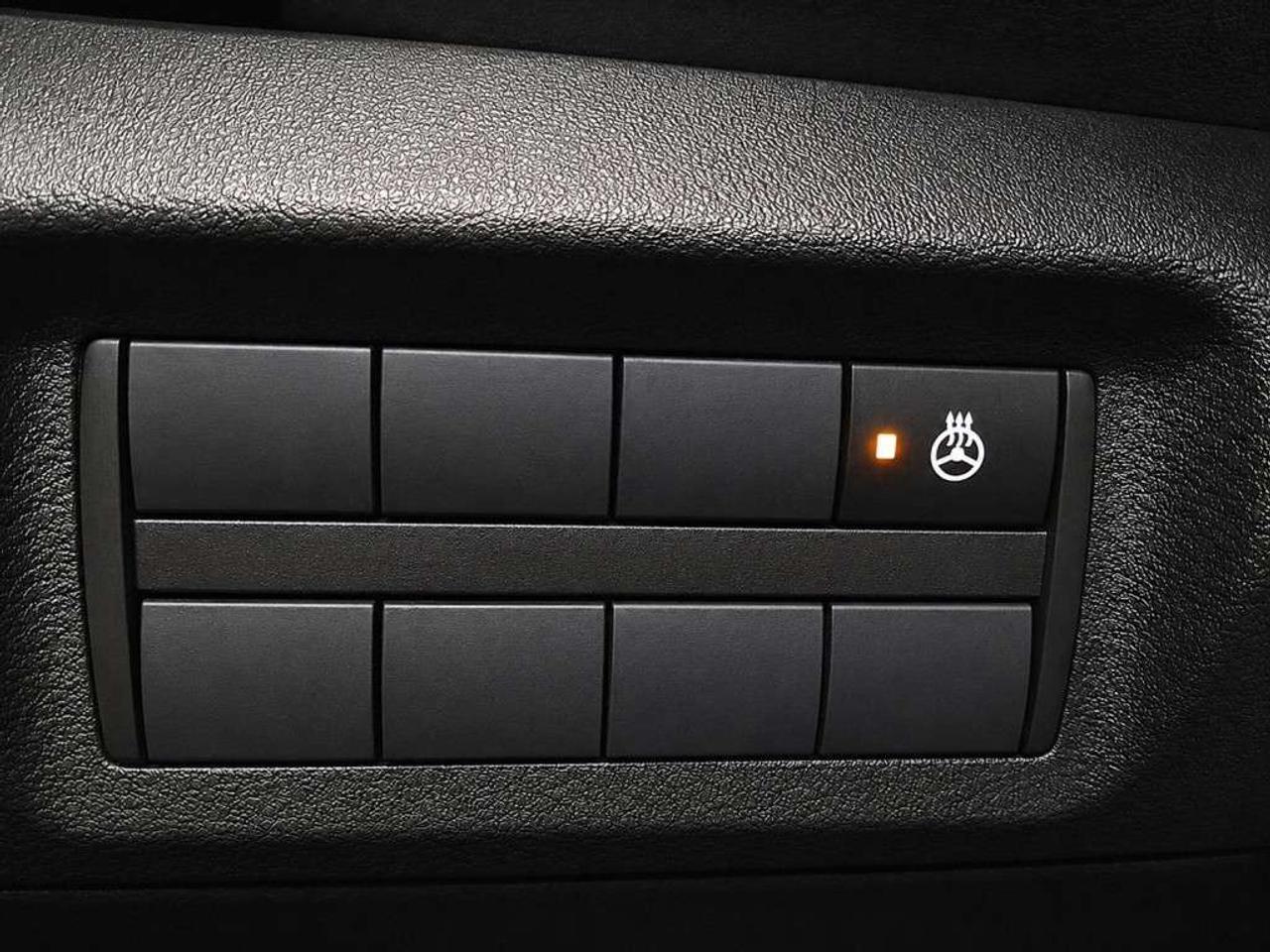 2025 Nissan Kicks S       Touchscreen with Apple CarPlay/Android Auto   Blind Spot   Backup Camera   Push Start   Clean Carfax   Heated Sea Photo