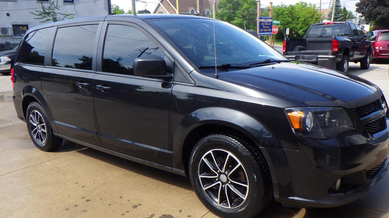 2018 Dodge Grand Caravan SXT Photo2