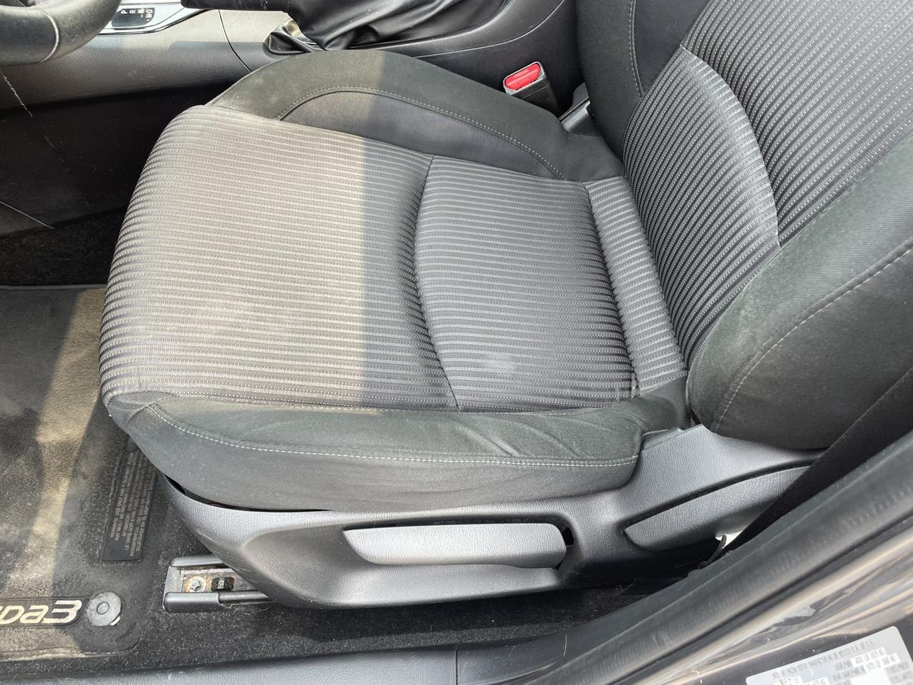 2015 Mazda MAZDA3 i Touring AT 4-Door Photo