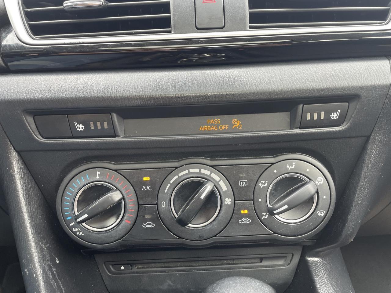 2015 Mazda MAZDA3 i Touring AT 4-Door Photo