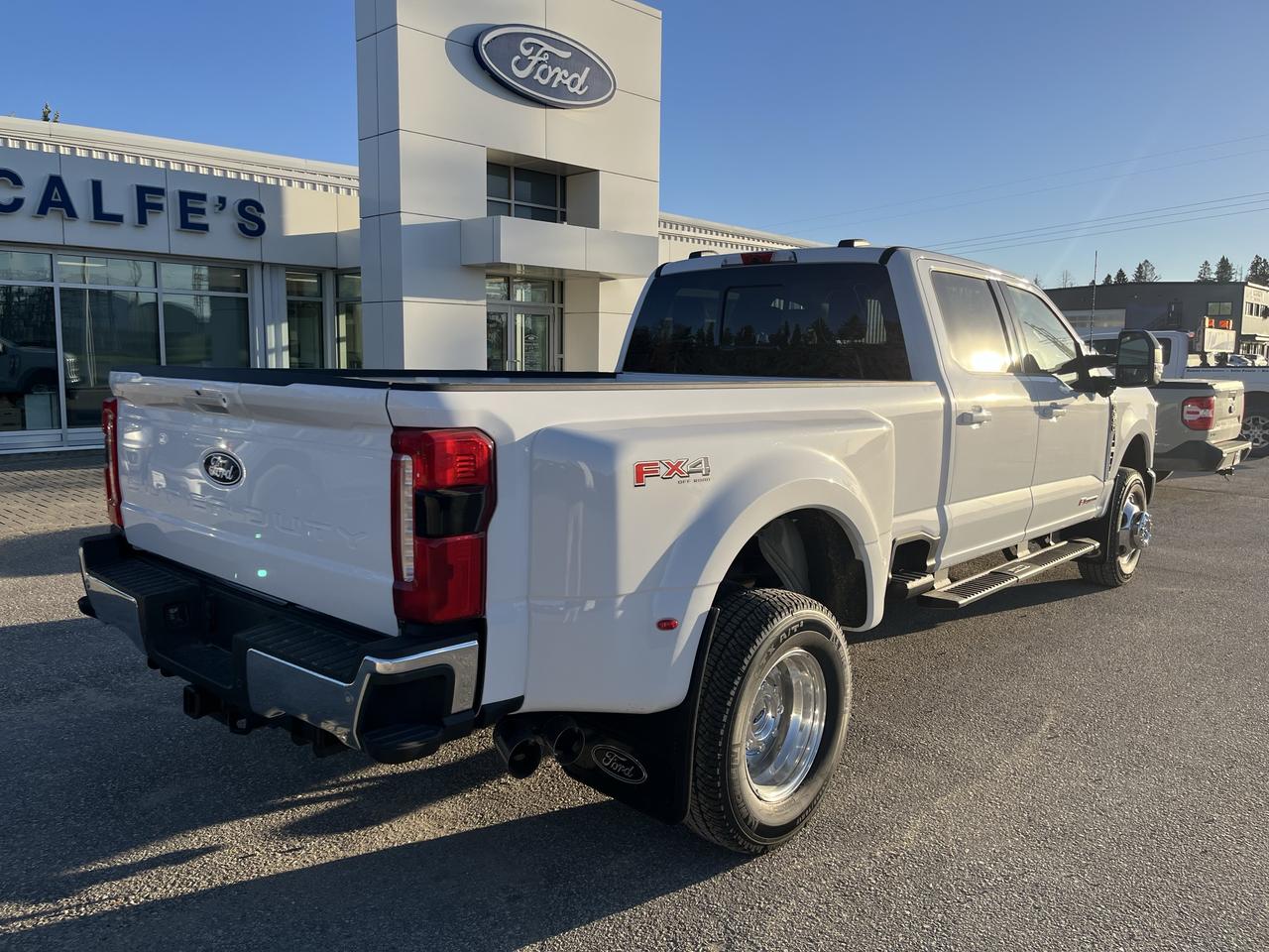 2027 Ford F-350 Super Duty DRW LARIAT 4WD CREW CAB 8' BOX Photo4