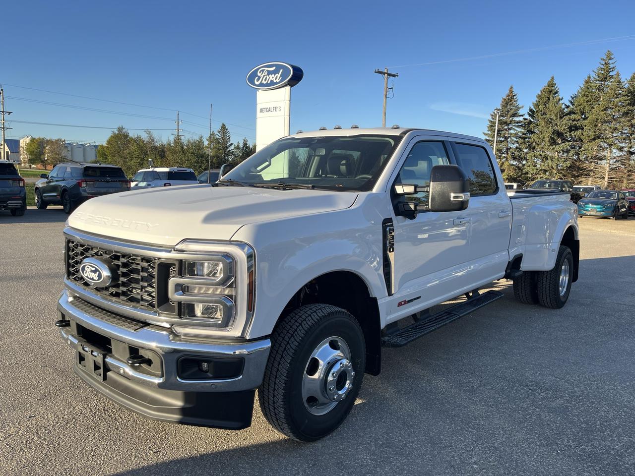 2027 Ford F-350 Super Duty DRW LARIAT 4WD CREW CAB 8' BOX Photo2