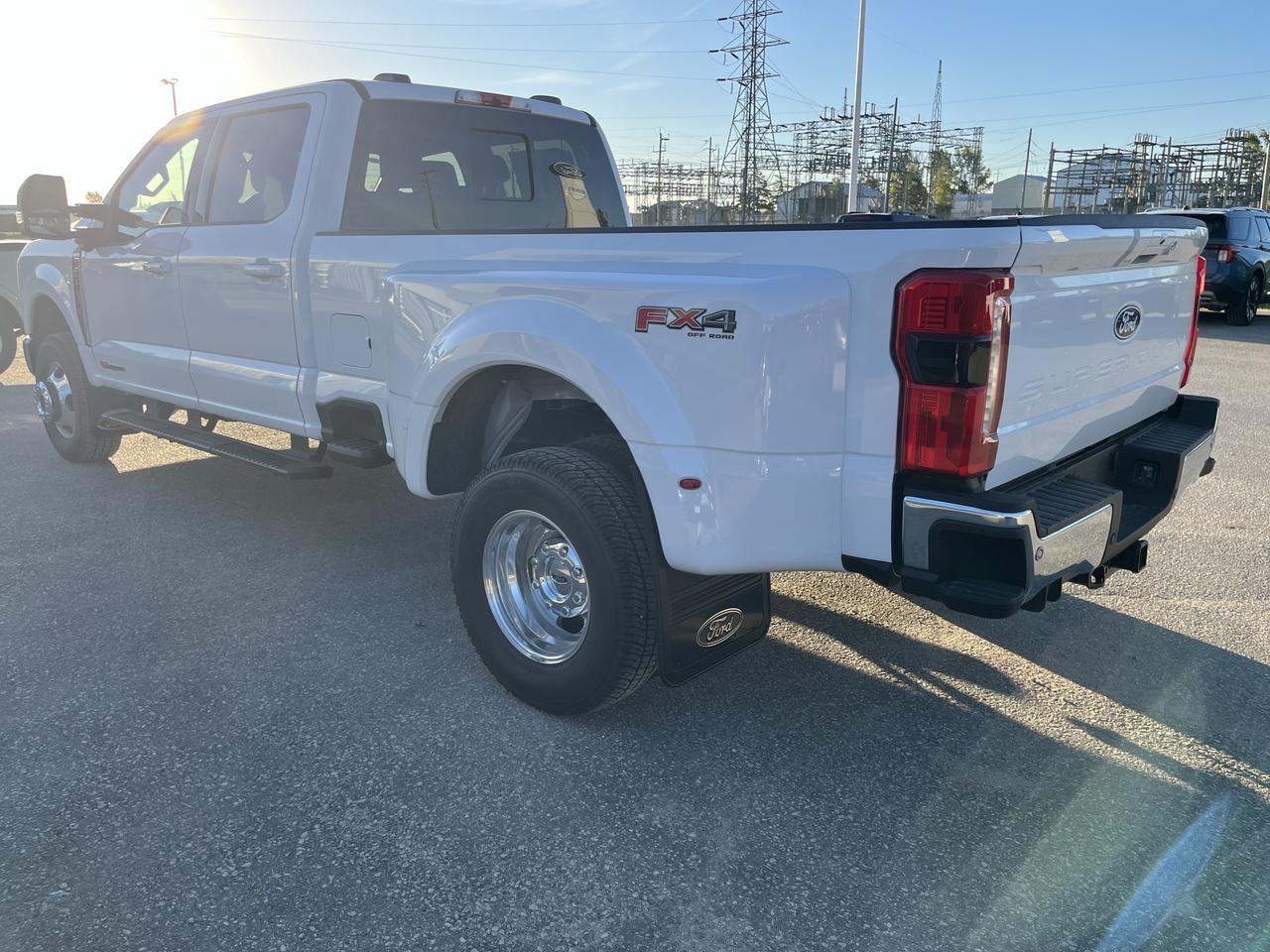 2027 Ford F-350 Super Duty DRW LARIAT 4WD CREW CAB 8' BOX Photo3