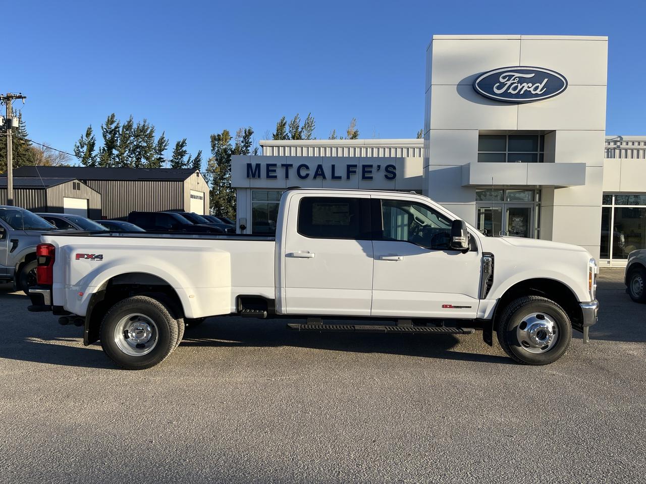 2027 Ford F-350 Super Duty DRW LARIAT 4WD CREW CAB 8' BOX Photo0