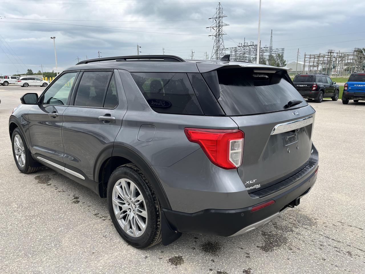 2022 Ford Explorer XLT 4WD Photo3