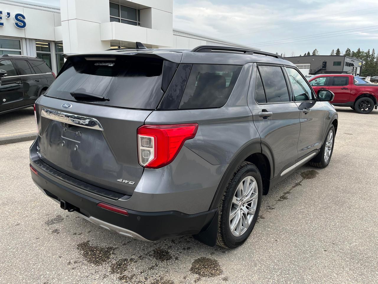 2022 Ford Explorer XLT 4WD Photo4