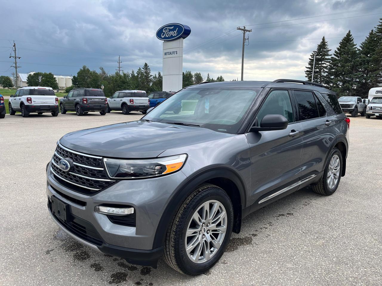 2022 Ford Explorer XLT 4WD Photo2