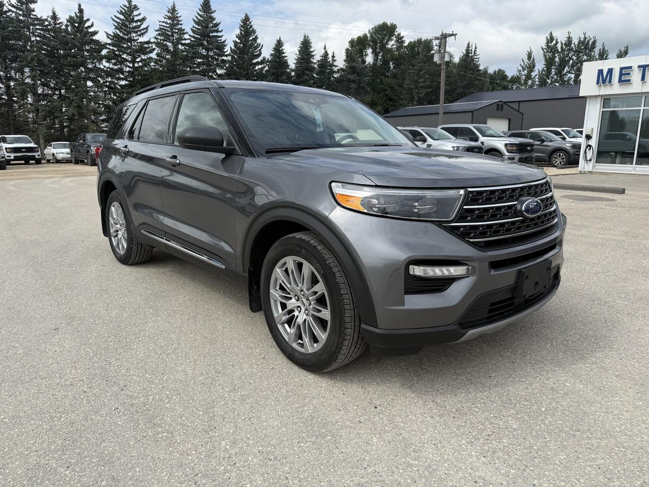 2022 Ford Explorer XLT 4WD Photo1