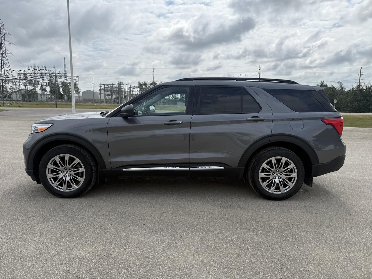 2022 Ford Explorer XLT 4WD Photo4