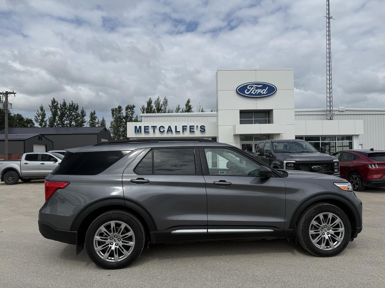 2022 Ford Explorer XLT 4WD Photo0