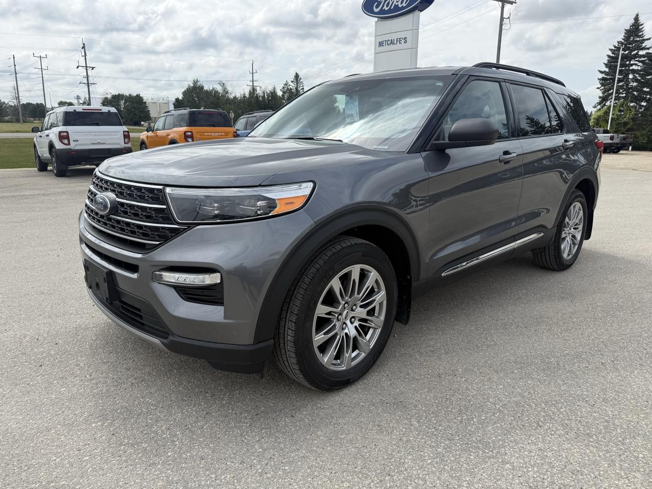 2022 Ford Explorer XLT 4WD Photo3