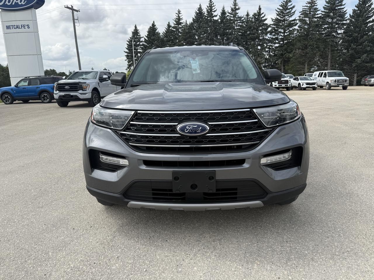 2022 Ford Explorer XLT 4WD Photo2