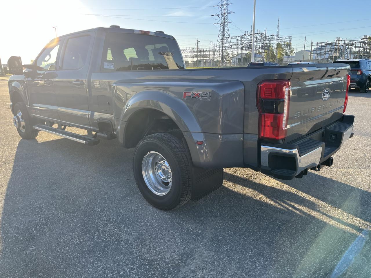 2027 Ford F-350 Super Duty DRW LARIAT 4WD CREW CAB 8' BOX Photo3