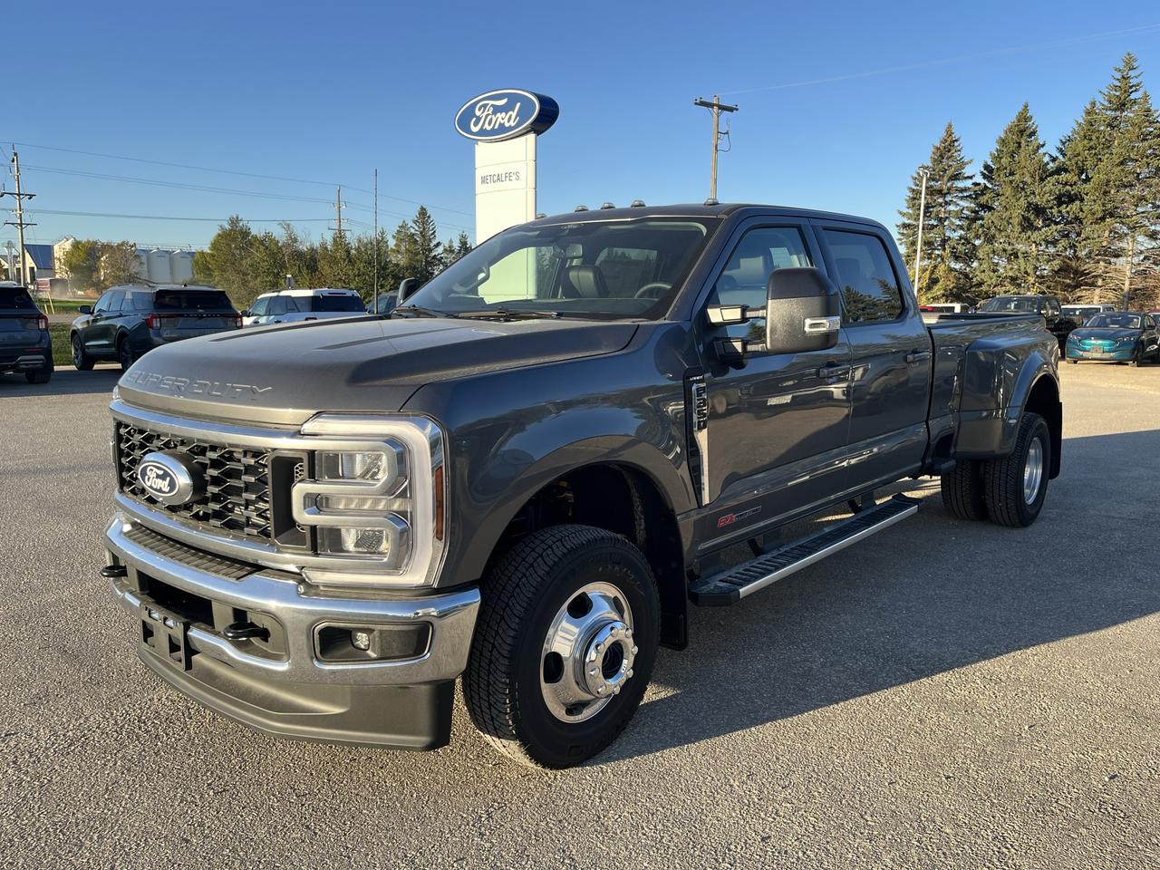 2027 Ford F-350 Super Duty DRW LARIAT 4WD CREW CAB 8' BOX Photo2