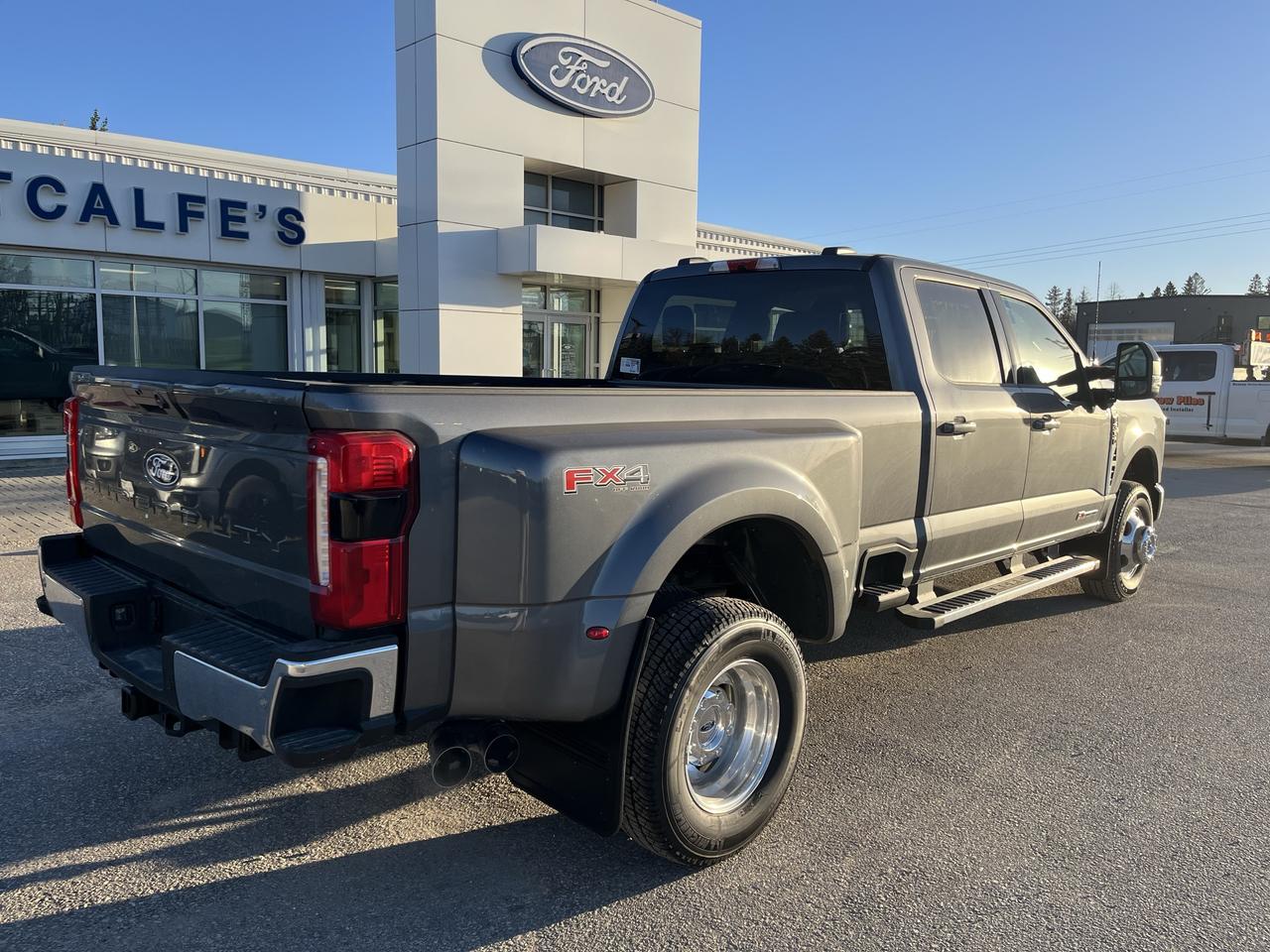 2027 Ford F-350 Super Duty DRW LARIAT 4WD CREW CAB 8' BOX Photo4