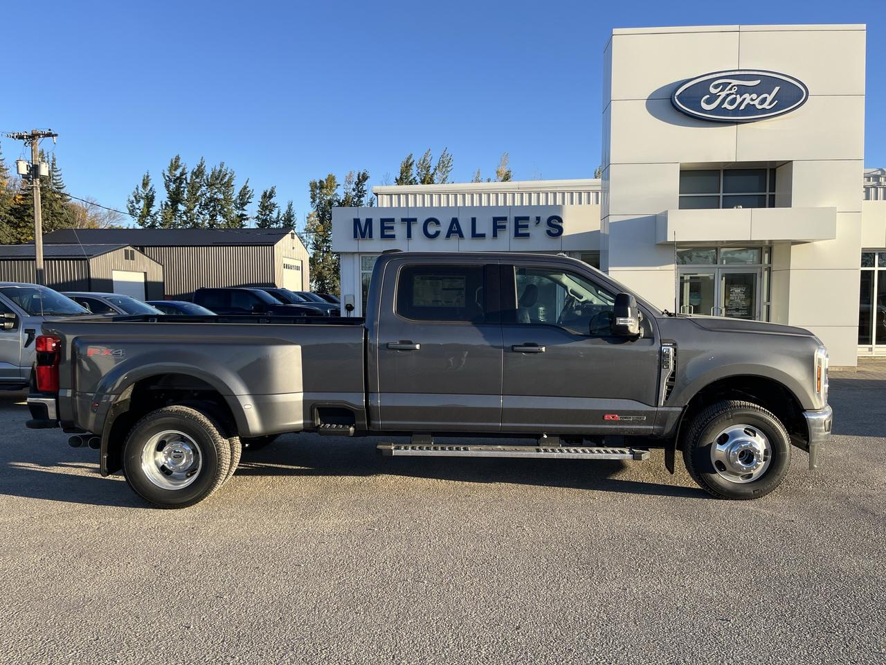 2027 Ford F-350 Super Duty DRW LARIAT 4WD CREW CAB 8' BOX Photo0