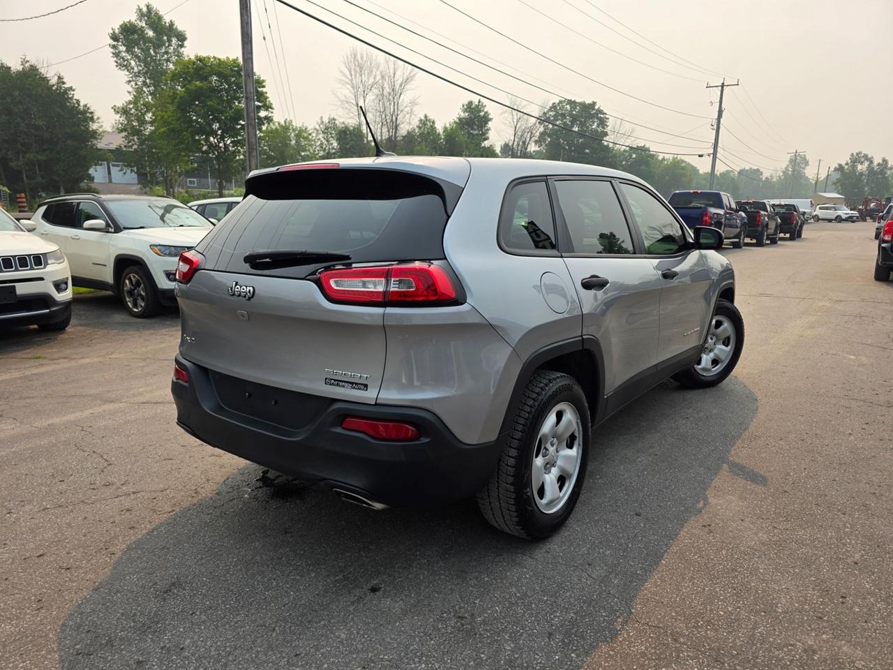 2016 Jeep Cherokee Sport Photo4