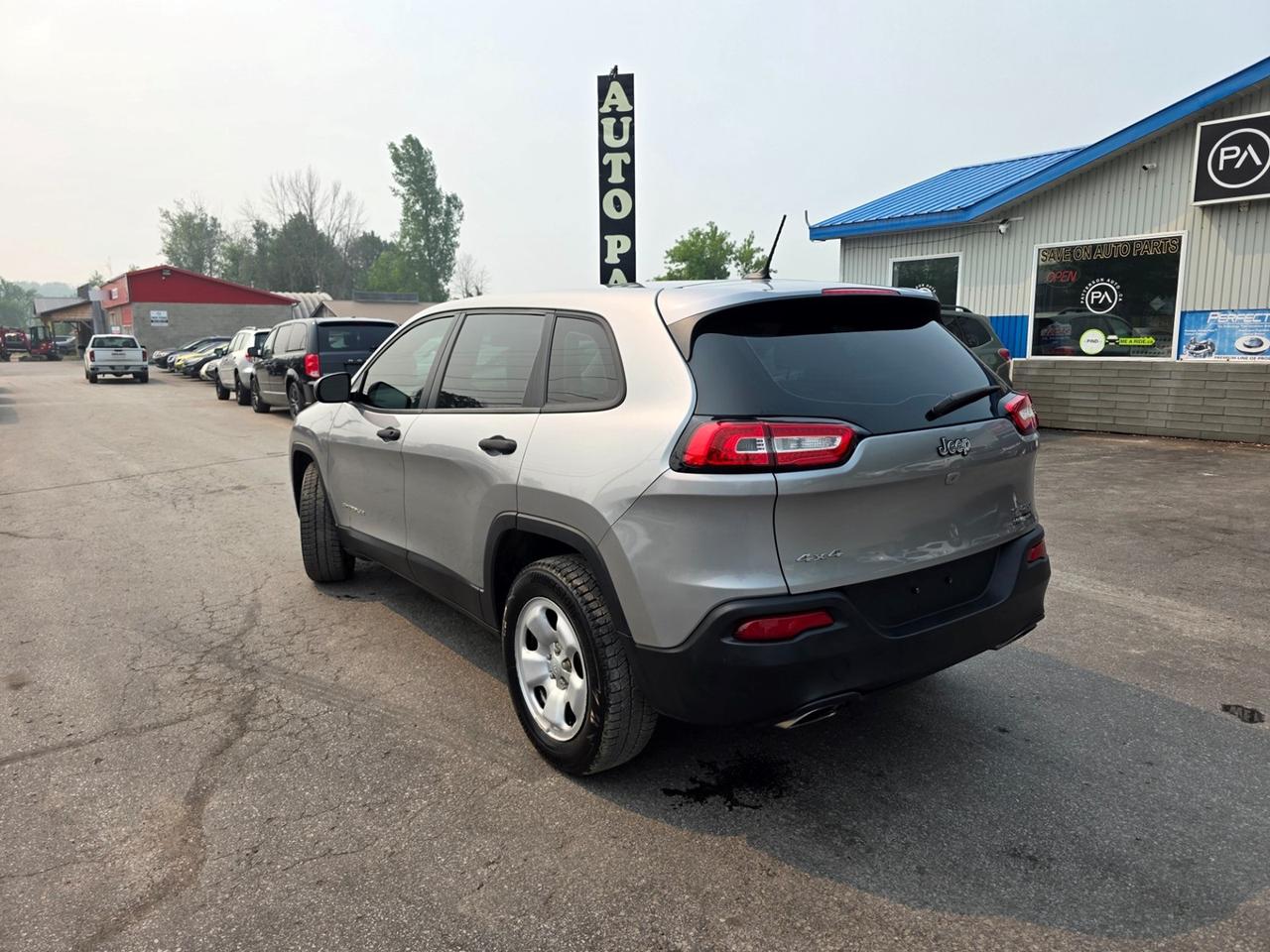 2016 Jeep Cherokee Sport Photo2