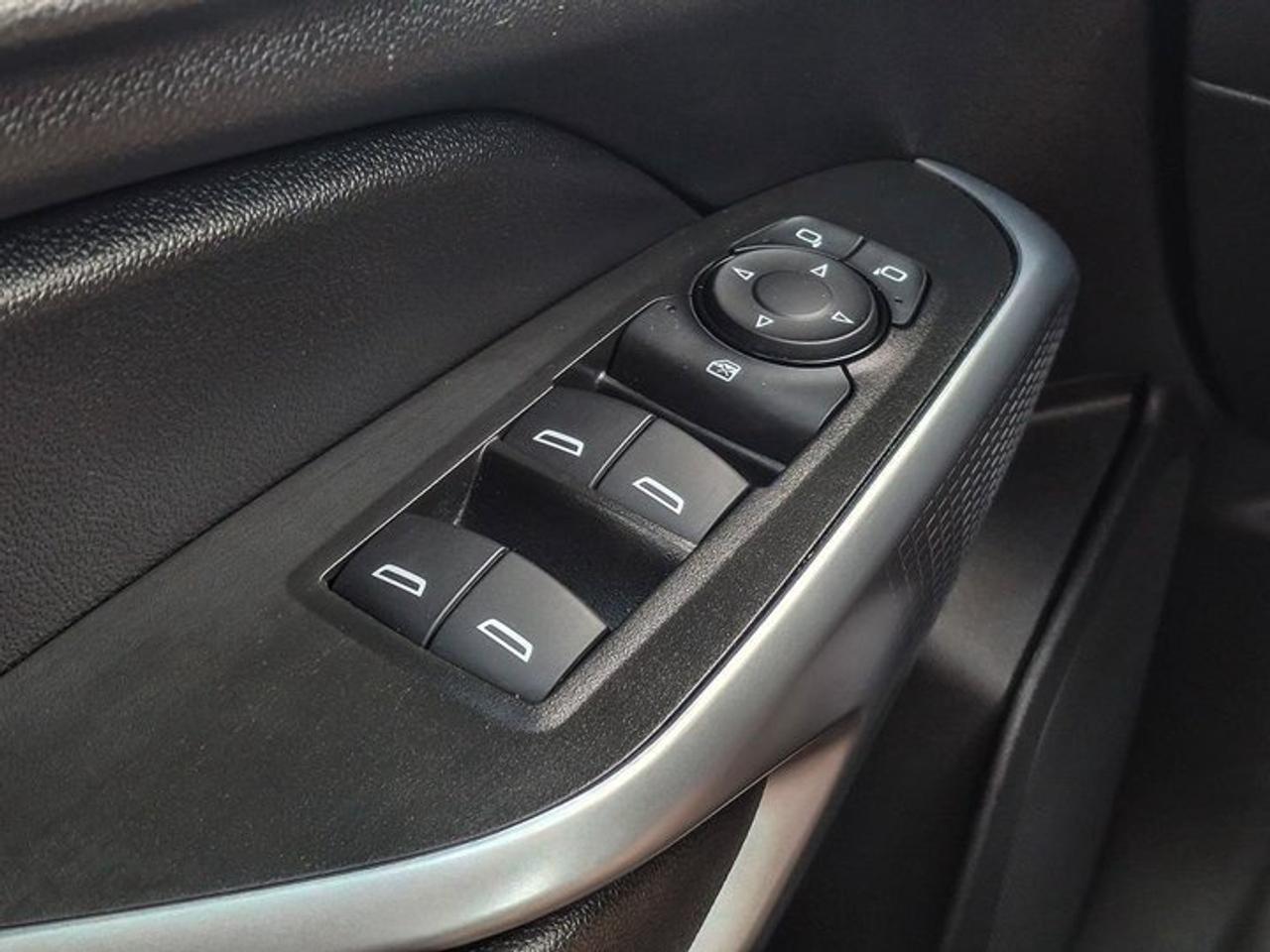 2025 Chevrolet Trax LS | Heated Seats | Remote Start | Lane Keep Assist | Carplay + Android Auto | Heated Mirrors & More Photo