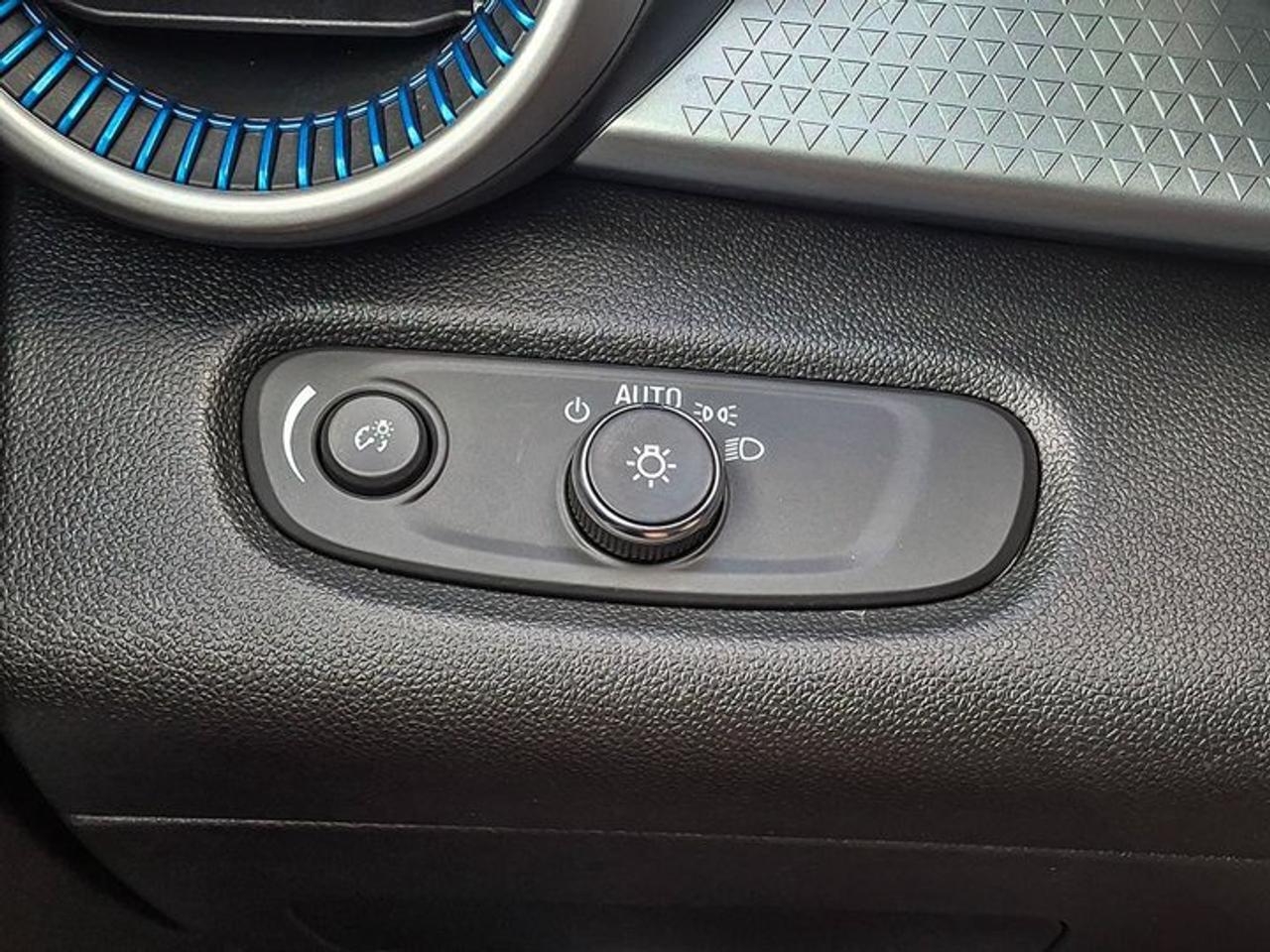 2025 Chevrolet Trax LS | Heated Seats | Remote Start | Lane Keep Assist | Carplay + Android Auto | Heated Mirrors & More Photo
