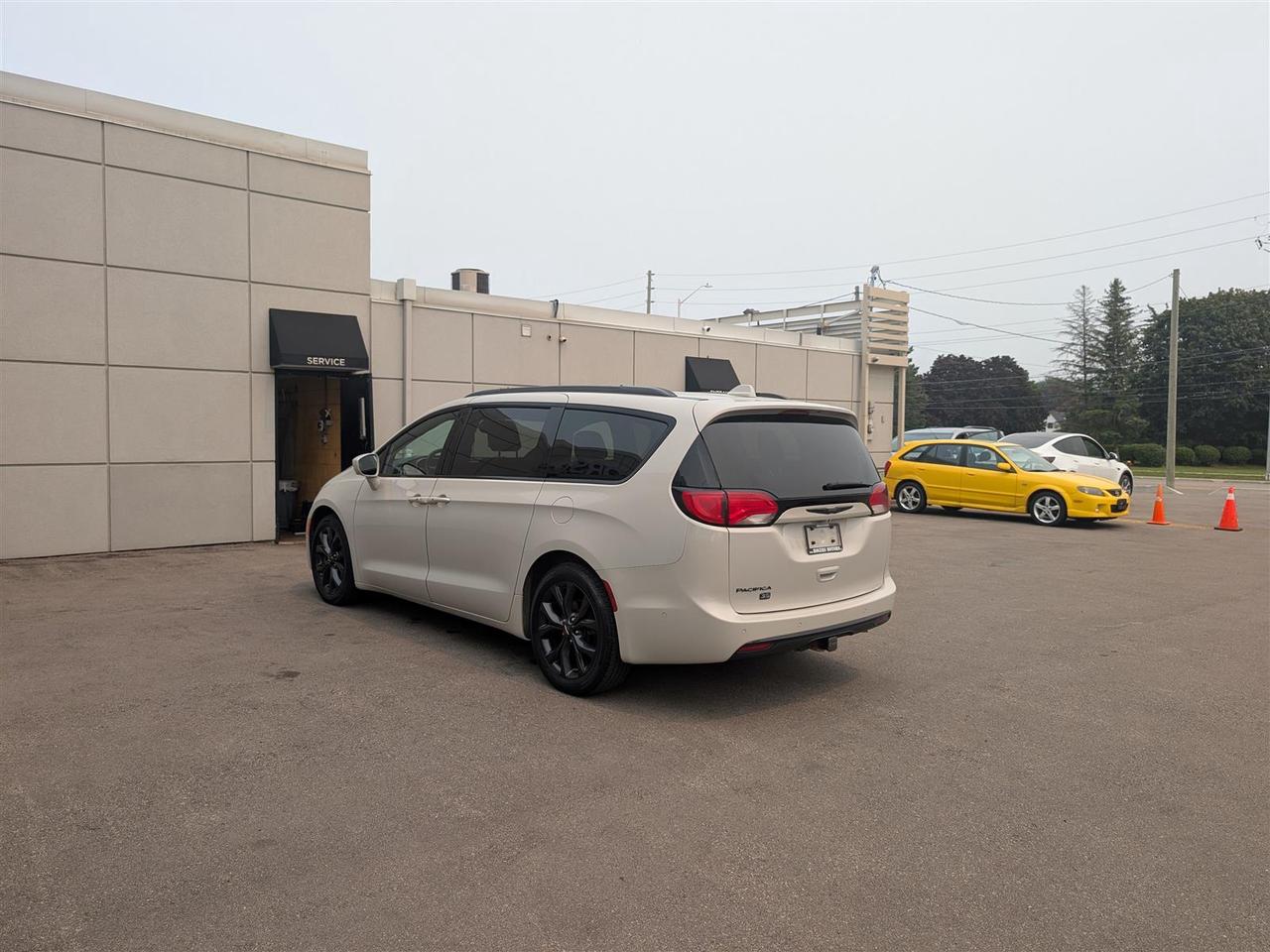 2020 Chrysler Pacifica TOURING-L - NAVI - 8 PASS - LEATHER - TECH FEATS Photo2