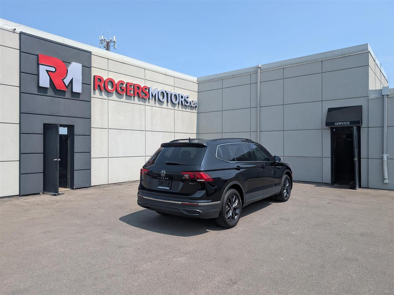 2023 Volkswagen Tiguan 4MOTION - PANO ROOF - LEATHER - TECH FEATS Photo4
