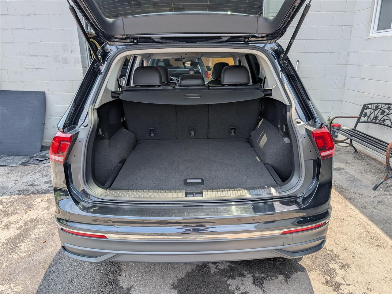 2023 Volkswagen Tiguan 4MOTION - PANO ROOF - LEATHER - TECH FEATS Photo